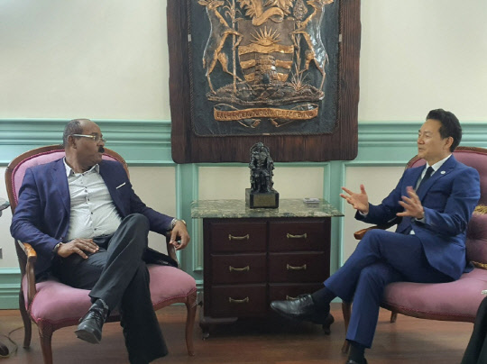 장성민 대통령실 미래전략기획관이 지난달 25일(현지시간)가스톤 브라운(Gaston Browne) 앤티가바부다 총리를 예방하고 있다. 외교부 제공